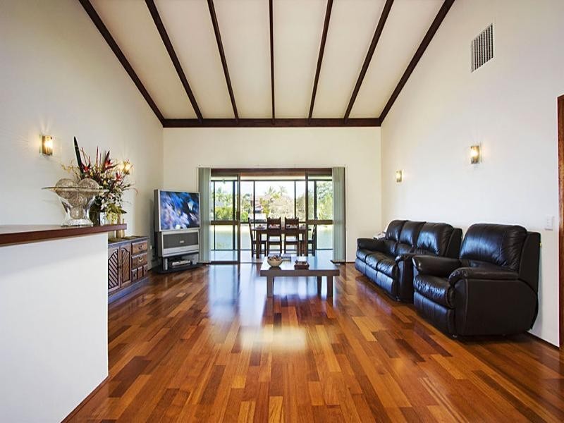 11 Weatherly Avenue, Mermaid Waters QLD 4218