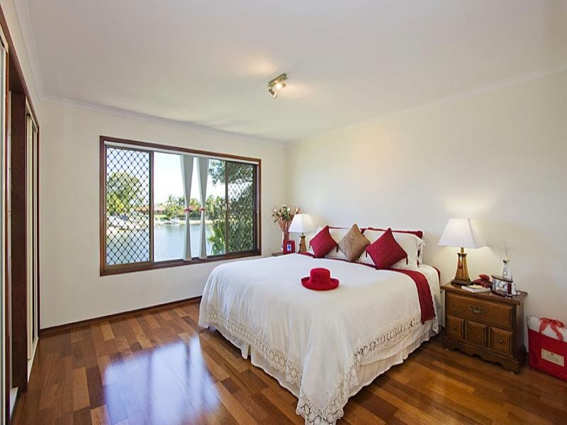 11 Weatherly Avenue, Mermaid Waters QLD 4218