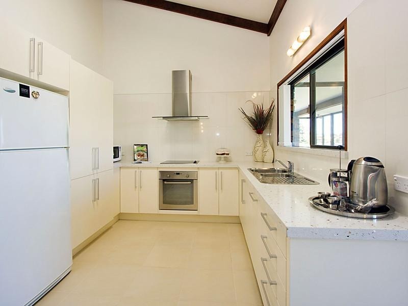 11 Weatherly Avenue, Mermaid Waters QLD 4218