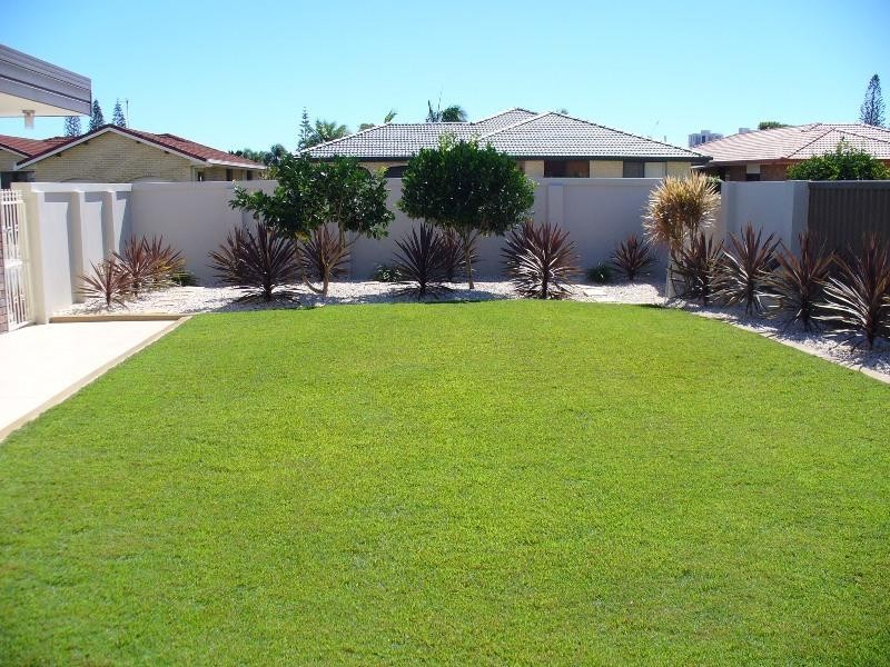 11 Weatherly Avenue, Mermaid Waters QLD 4218