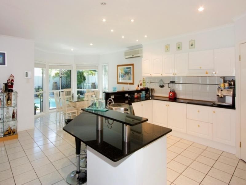 2 Crozet Court, Burleigh Waters QLD 4220