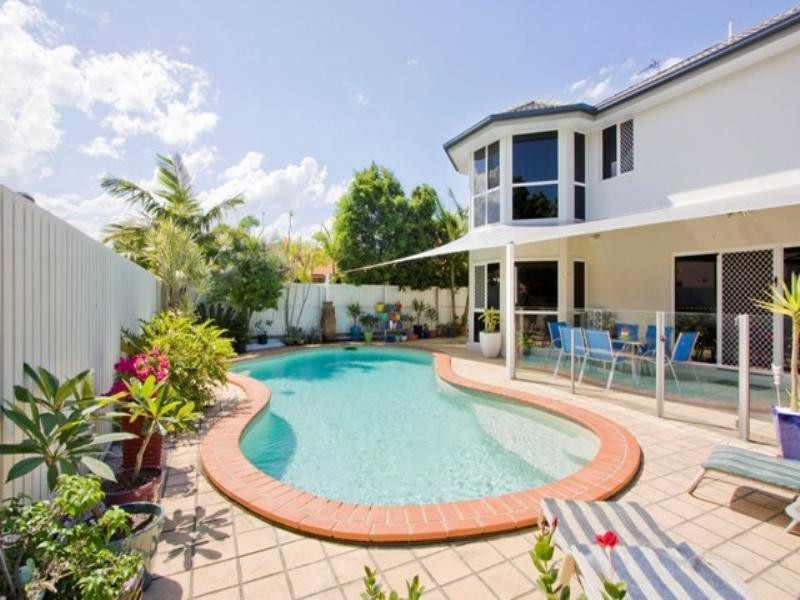 2 Crozet Court, Burleigh Waters QLD 4220