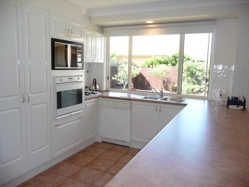 24 Stingray Crescent, Burleigh Waters QLD 4220
