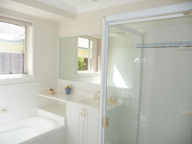 24 Stingray Crescent, Burleigh Waters QLD 4220