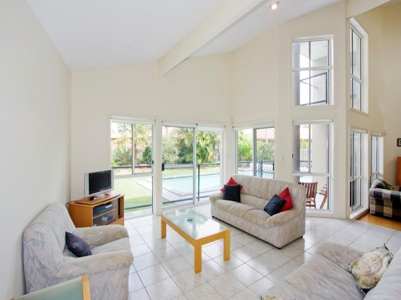 9 Montebello Court, Mermaid Waters QLD 4218