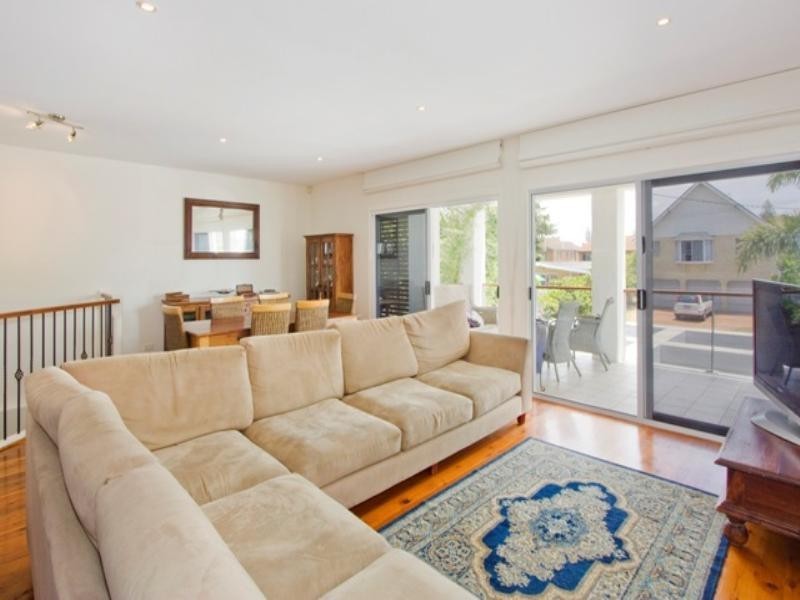 30 Ocean Street, Mermaid Beach QLD 4218