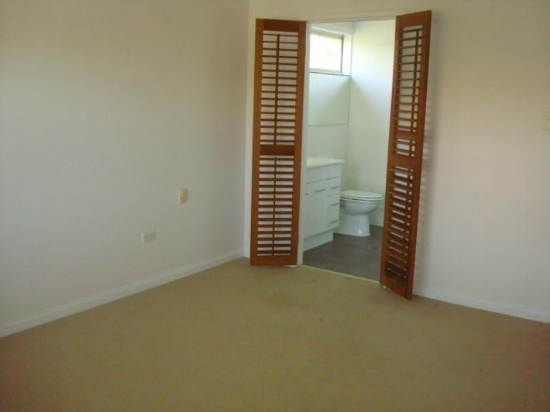 9 Constance Avenue, Mermaid Waters QLD 4218