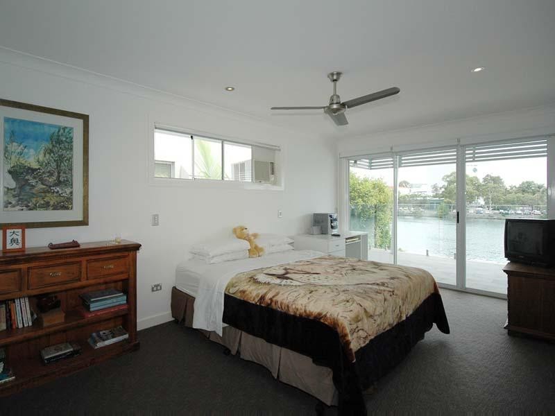 207 Stanhill Drive, Chevron Island QLD 4217