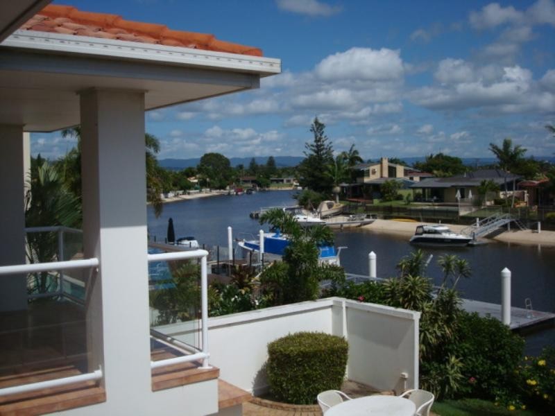 29 Andrea Avenue, Broadbeach Waters QLD 4218