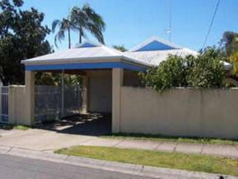 87 Alec Avenue, Mermaid Waters QLD 4218