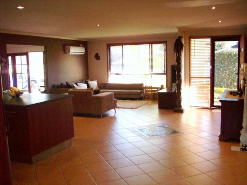 18 Rawlinna Drive, Mermaid Waters QLD 4218