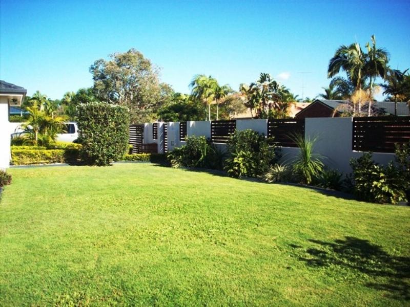 18 Rawlinna Drive, Mermaid Waters QLD 4218