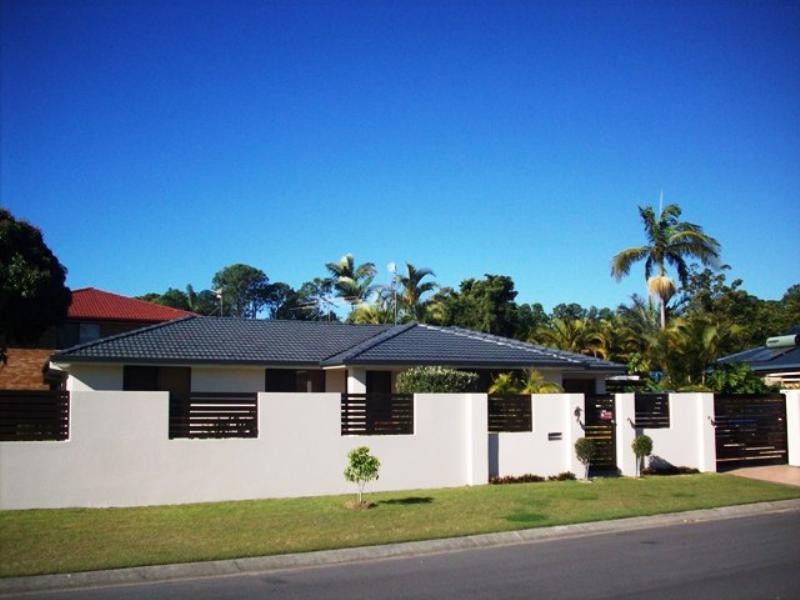 18 Rawlinna Drive, Mermaid Waters QLD 4218