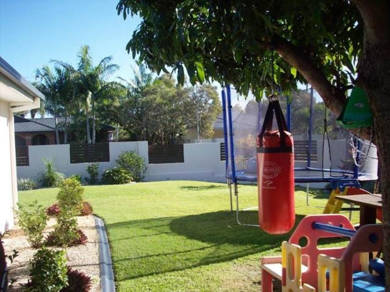18 Rawlinna Drive, Mermaid Waters QLD 4218