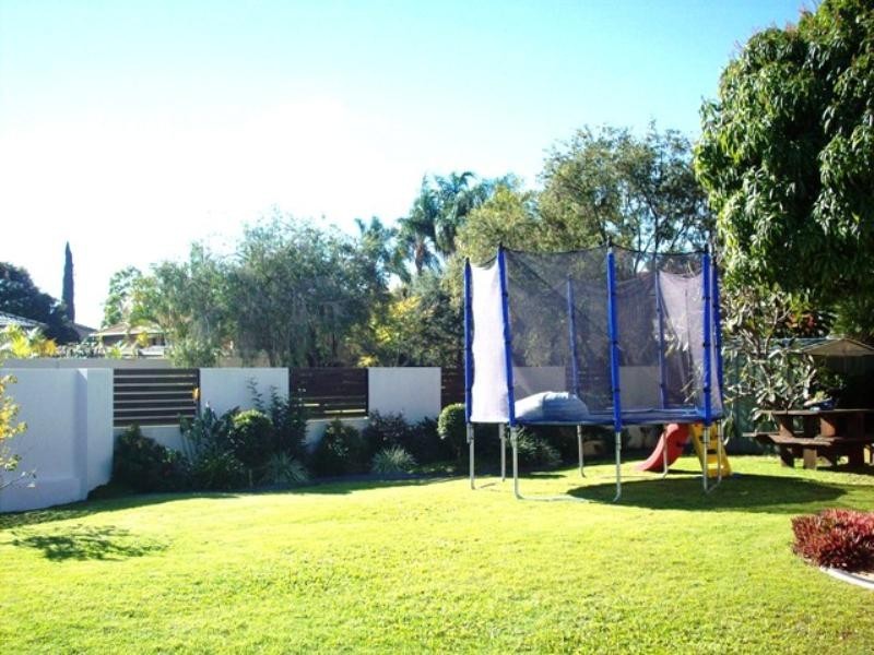 18 Rawlinna Drive, Mermaid Waters QLD 4218