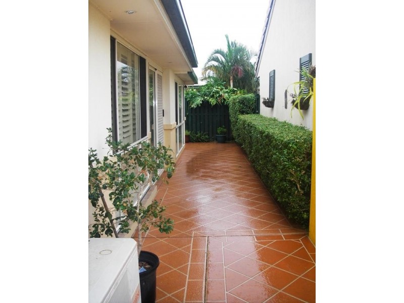 1 Lakes Circuit, Burleigh Waters QLD 4220