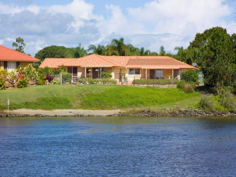 1 Beaconsfield Drive, Burleigh Waters QLD 4220