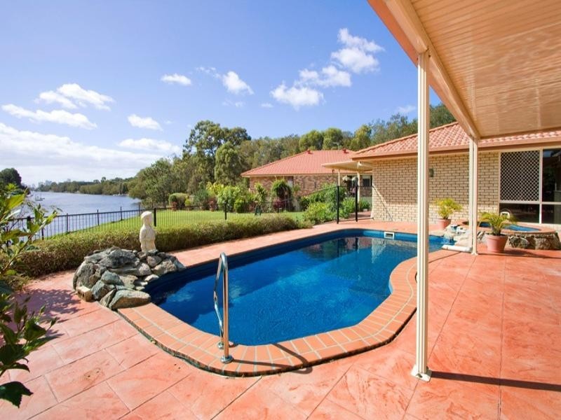 1 Beaconsfield Drive, Burleigh Waters QLD 4220