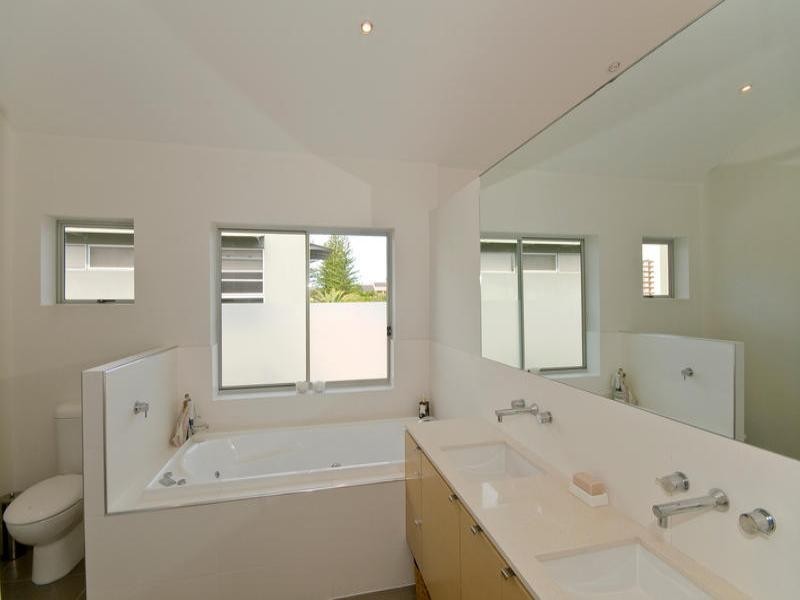 34a Nagel Avenue, Miami QLD 4220