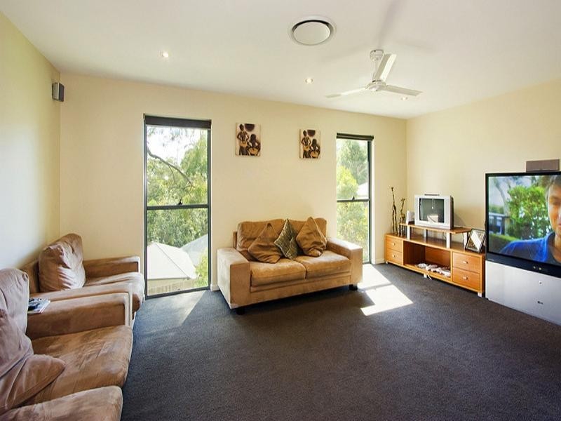 67 Simpsons Road, Elanora QLD 4221