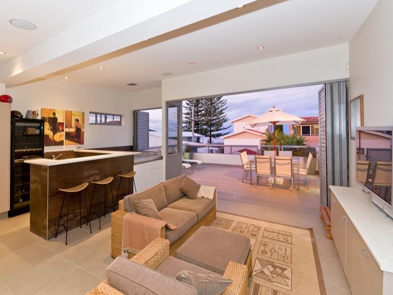 16 Hedges Avenue, Mermaid Beach QLD 4218