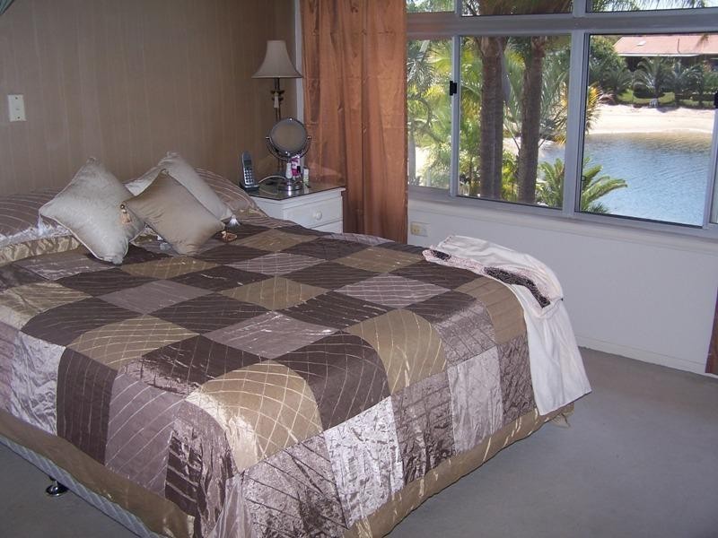 4 Sundowner Court, Mermaid Waters QLD 4218