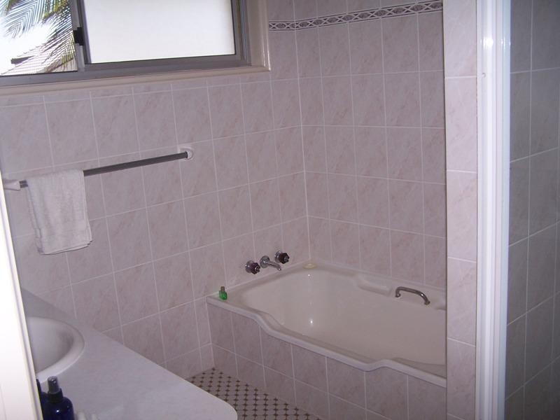 4 Sundowner Court, Mermaid Waters QLD 4218