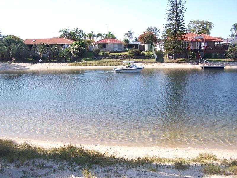 4 Sundowner Court, Mermaid Waters QLD 4218