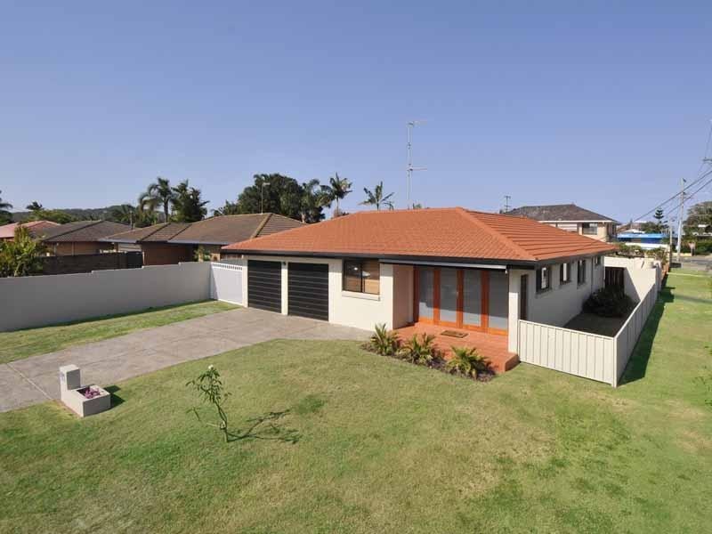 1 Araluen Avenue, Palm Beach QLD 4221