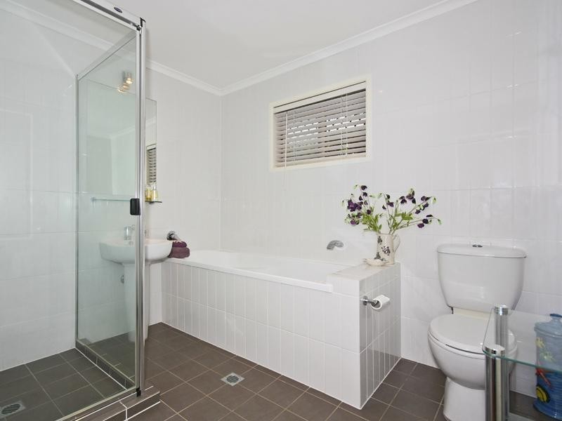 87 Albion Avenue, Miami QLD 4220