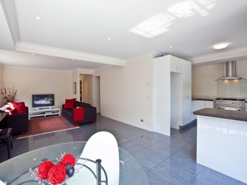 84 Albion Avenue, Miami QLD 4220