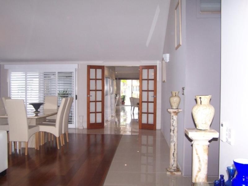 2 Salamander Court, Mermaid Waters QLD 4218