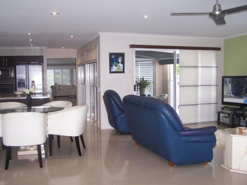 2 Salamander Court, Mermaid Waters QLD 4218