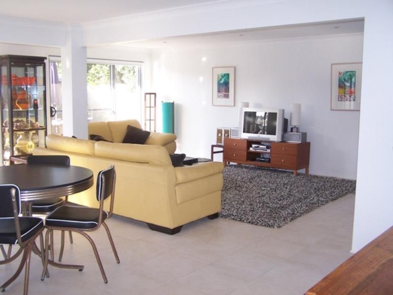 11 Constance Avenue, Mermaid Waters QLD 4218