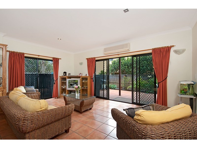 2/60 Chainey Avenue, Miami QLD 4220