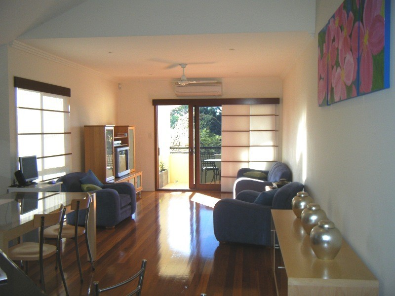 2/30 Dawn Parade, Miami QLD 4220