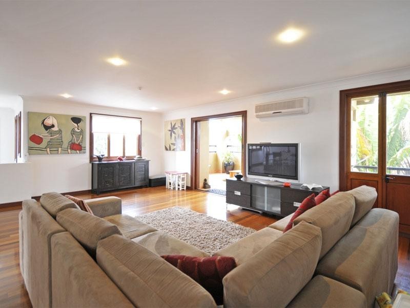 2/10 Messines Crescent, Miami QLD 4220