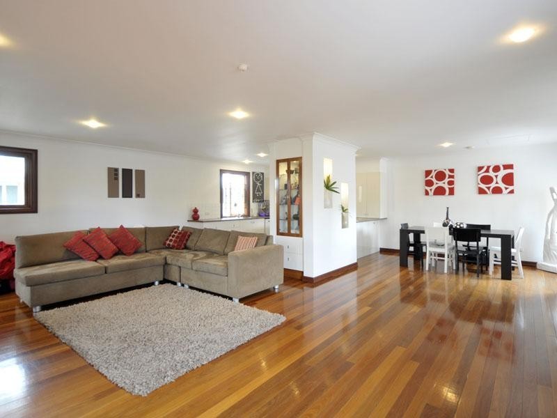 2/10 Messines Crescent, Miami QLD 4220