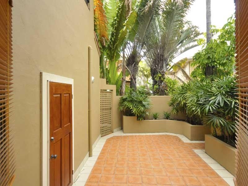 2/10 Messines Crescent, Miami QLD 4220