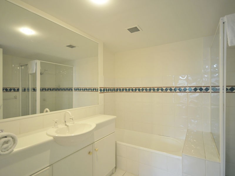 B19 Great Hall Drive, Miami QLD 4220