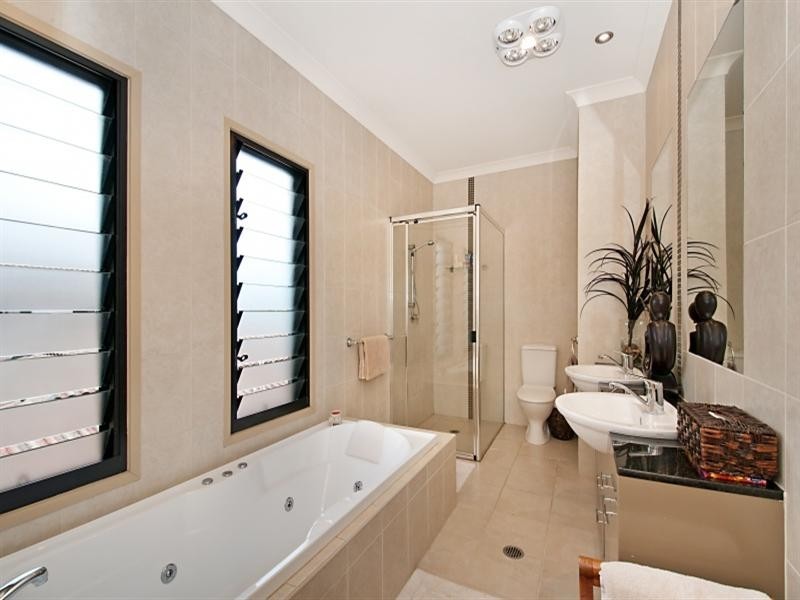 2 ‘Nisner Villas’, 40 Chainey Avenue, Miami QLD 4220