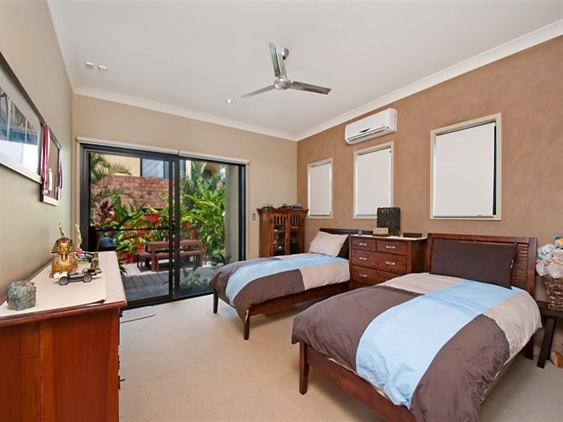 2 ‘Nisner Villas’, 40 Chainey Avenue, Miami QLD 4220