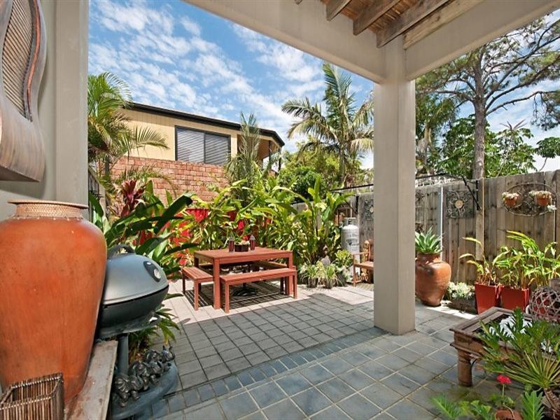 2 ‘Nisner Villas’, 40 Chainey Avenue, Miami QLD 4220