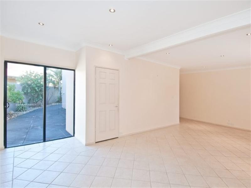 14 Bermuda Street, Broadbeach Waters QLD 4218