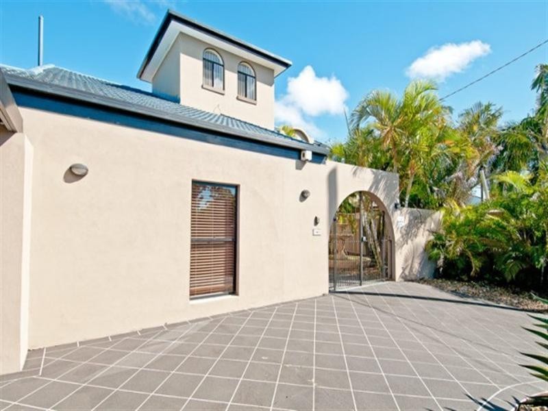 14 Bermuda Street, Broadbeach Waters QLD 4218