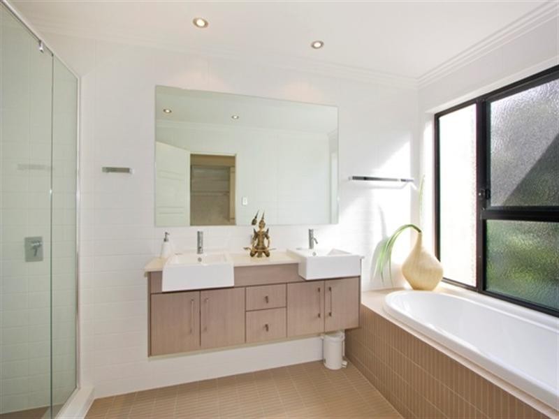 8 Sanctuary Crest Drive, Currumbin QLD 4223