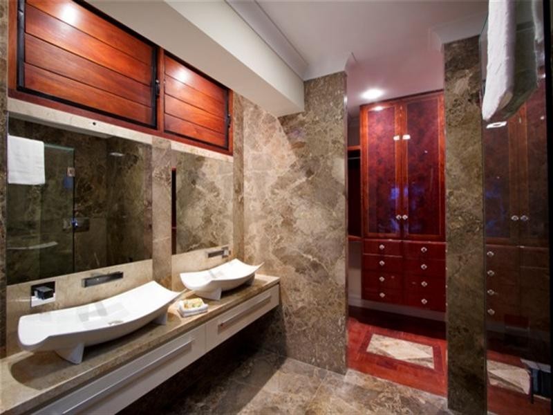 31 Park Avenue, Broadbeach Waters QLD 4218