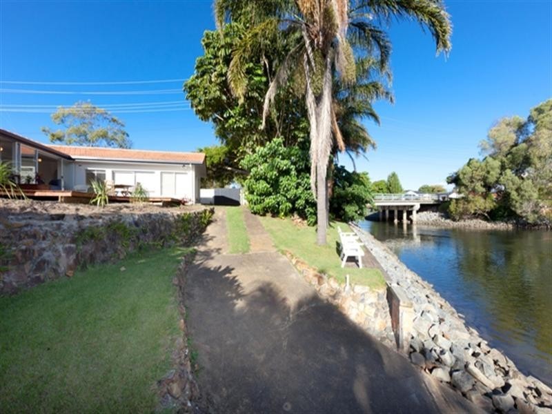 21A Sunshine Boulevard, Broadbeach Waters QLD 4218