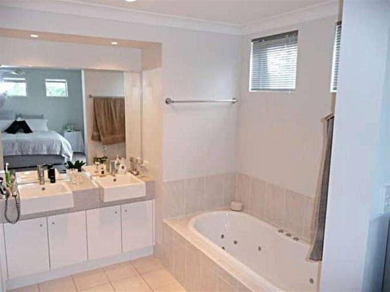 9 Monte Vista Court, Broadbeach Waters QLD 4218