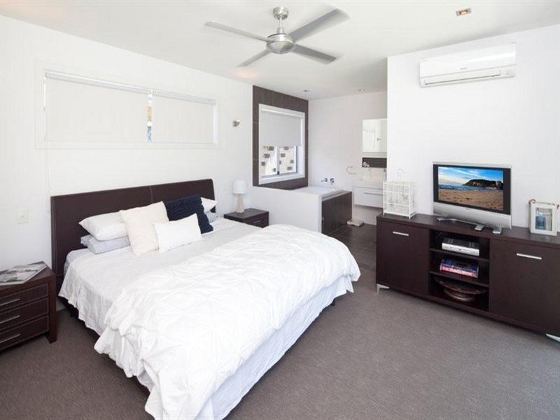 14 Naranga Avenue, Broadbeach Waters QLD 4218